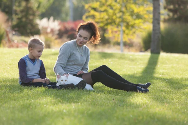 genç bayan ve çocuk ile Maine Coon kedi
