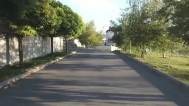 boş sokak üzerinde uçuş