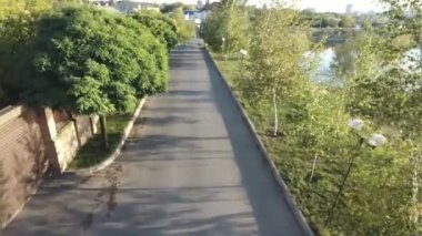 boş sokak üzerinde uçuş