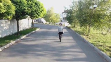 Sokağın aşağısındaki kız yürüyüş