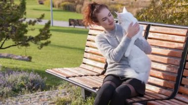 Maine Coon kedi ile genç bayan