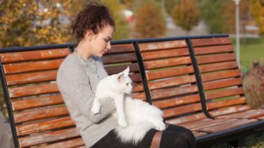 Maine Coon kedi ile genç bayan