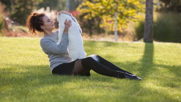 Jovencita con Maine Coon gato — Vídeos de Stock