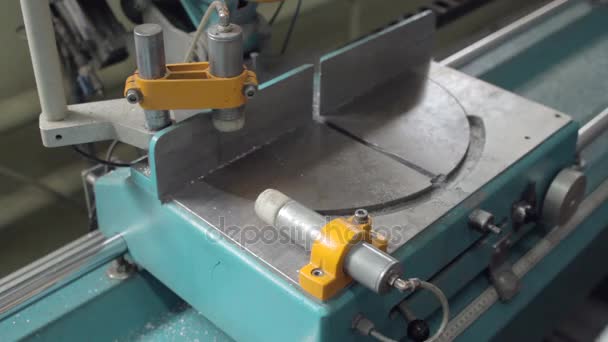 Máquina de corte de perfil de alumínio — Vídeo de Stock
