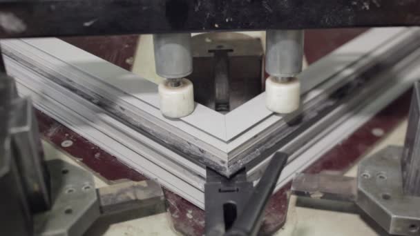 Máquina de prensa marco de ventana de aluminio — Vídeo de stock