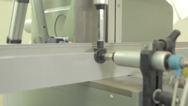 Aluminium profiel snijmachine — Stockvideo