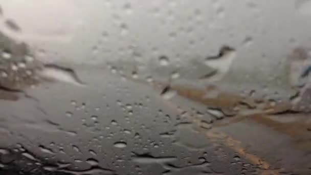 Gotas de lluvia en el vidrio del coche — Vídeos de Stock