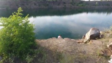 göl ve tepeler üzerinde çiftin hava atış