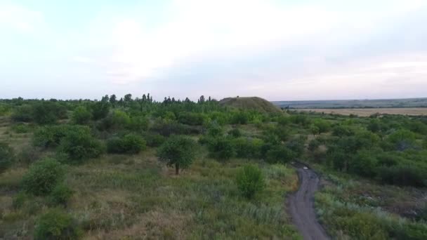 prise de vue aérienne sur les champs de donbass et les collines 
