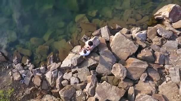 plan aérien du couple sur le lac et les collines 