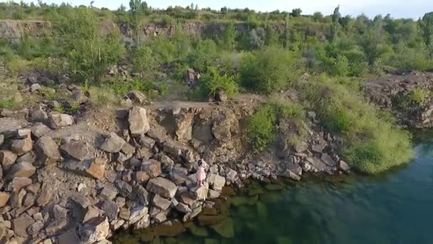 Tiro aéreo de casal no lago e colinas — Vídeo de Stock