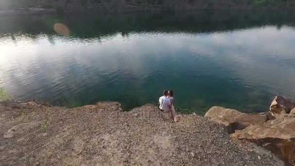 Göl ve tepeler üzerinde çiftin hava atış — Stok video