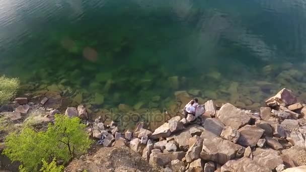 Luftaufnahme von Paar auf See und Hügeln — Stockvideo