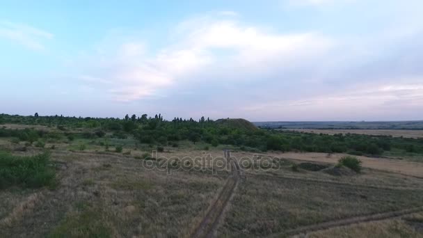 prise de vue aérienne sur les champs de donbass et les collines 