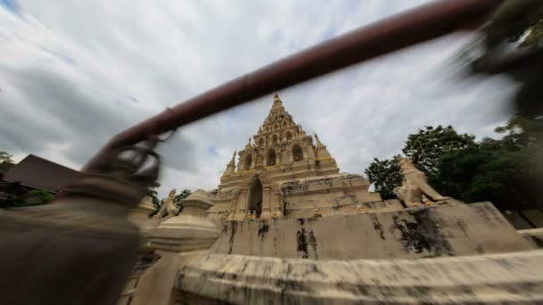 Thajsko chrám časosběrné natáčení s širokým objektivem — Stock video
