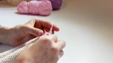 Oyuncak bebek yaparken kadın elleri