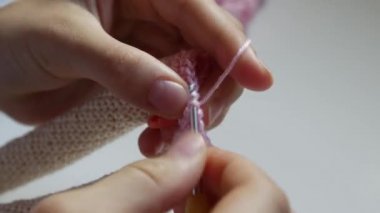 Oyuncak bebek yaparken kadın elleri