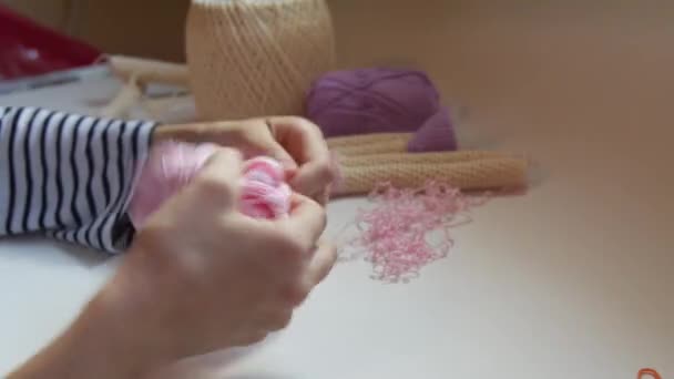 Mãos das mulheres enquanto Doll making — Vídeo de Stock