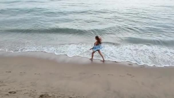 Flygande drönare längs stranden — Stockvideo