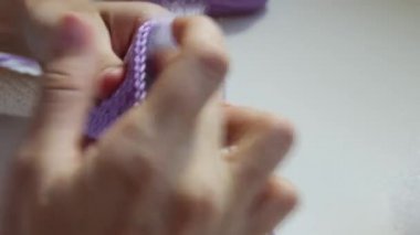 Oyuncak bebek yaparken kadın elleri