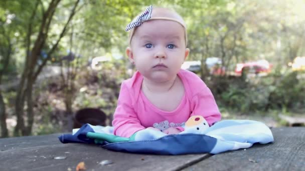 Petit bébé dans la forêt — Video