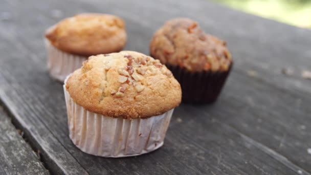 Muffins na mesa de madeira — Vídeo de Stock