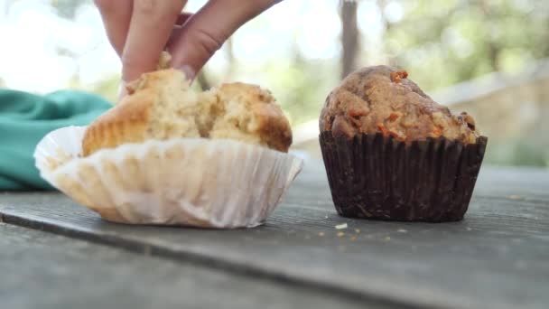 Muffins on the wooden table — Stock Video