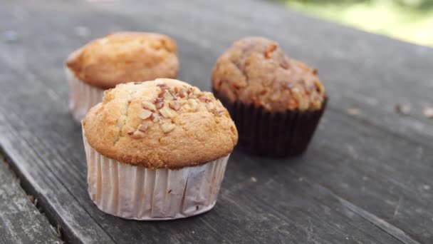 Muffins on the wooden table — Stock Video