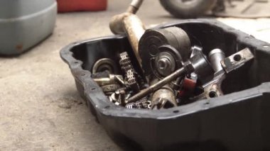 mekanik atölyesinde eski motor parçası