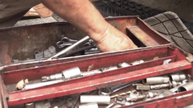 Araç kutusunda mekanik el