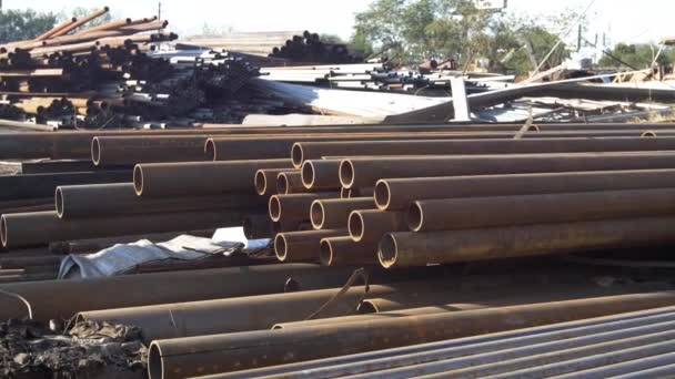 Tubos de acero almacenados en depósito de chatarra — Vídeos de Stock
