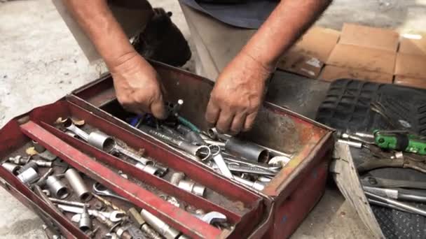 Mechanische hand in de gereedschapskist — Stockvideo