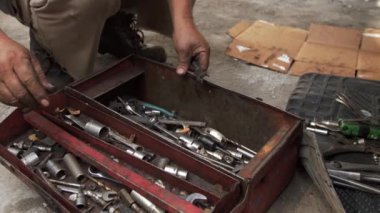 Araç kutusunda mekanik el