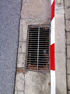 Pis su borusu Caddesi boyunca.