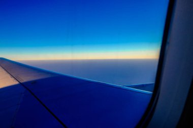 Uçakta gökyüzü günbatımı ufuk