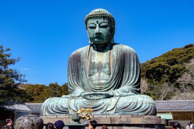 Daibusu Tapınağı heykeli mavi gökyüzü ile