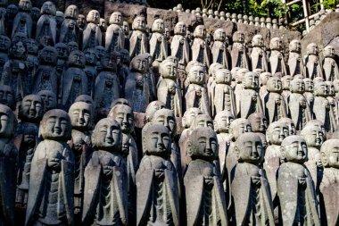 Küçük keşiş heykel Japonya'da sıraya