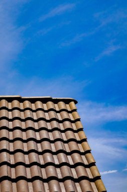 Mavi gökyüzü ile çatı