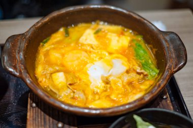 Kimchi çorbası sıcak tava