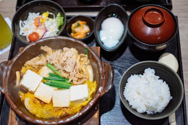 Domuz ile tofu sıcak tava