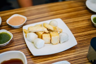 Tofu ve et topu tabak