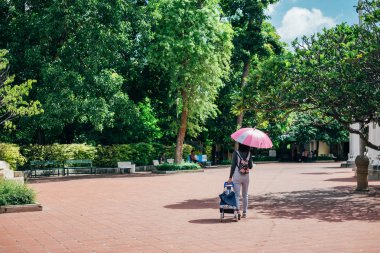 Tapınak yeşil ağaçlı açık alan