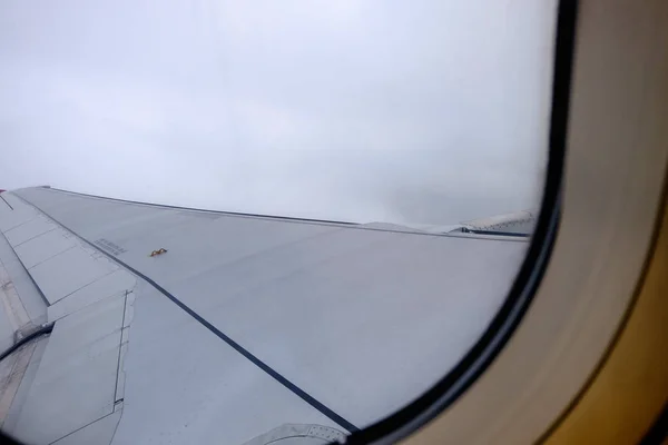 Облачно с самолета — стоковое фото
