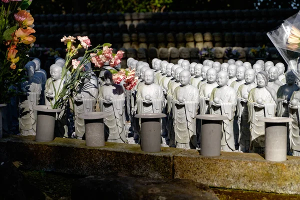 Pequena estátua de monge alinhada no japão — Fotografia de Stock