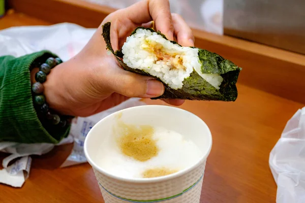 Mini mart kahve ile onigiri
