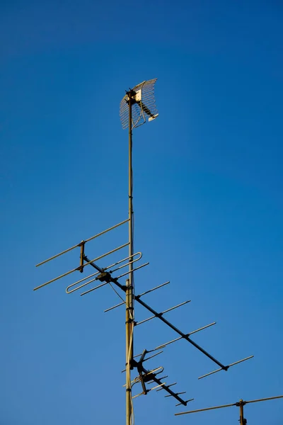Antenna televisiva con cielo blu — Foto Stock