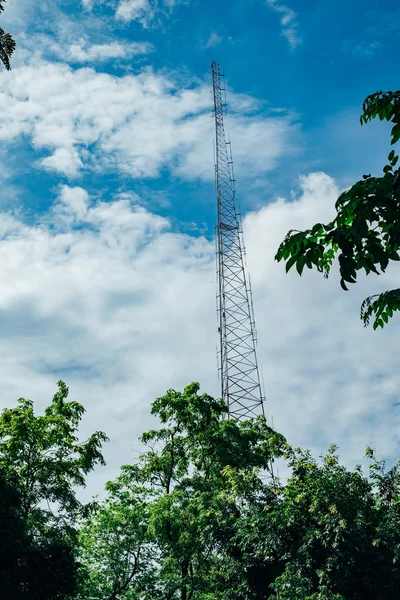 Telefon direğine mavi gökyüzü bulut ile