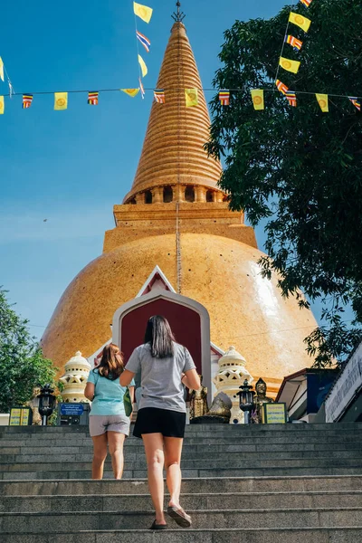 Yukarda yürüyen iki kadın Tay pagoda