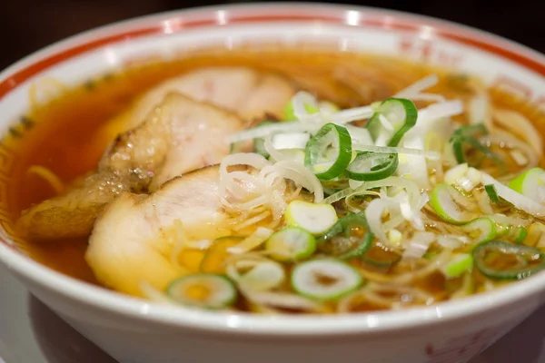 Japonya Ramen domuz eti dilim ve sebze ile