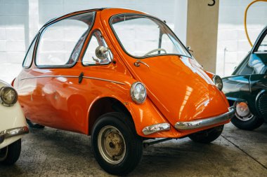 Eski vintage hata turuncu araba